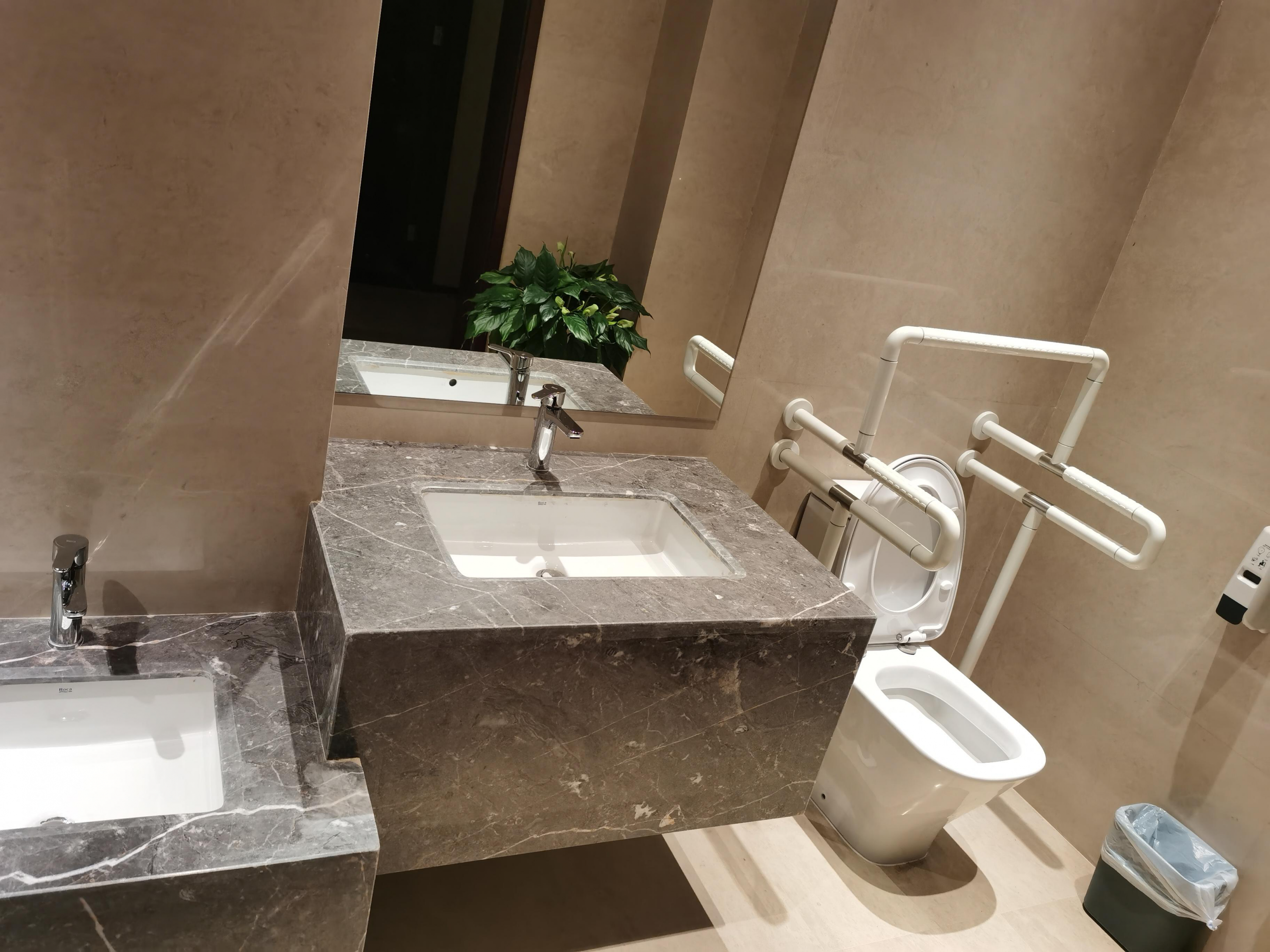 永州pp电子在酒店大堂一楼北京厅出口旁，为儿童单独开辟的“第三卫生间”.png